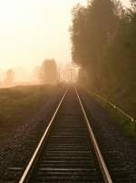 Sonnenaufgang Strecke Mnchen - Mhldorf  vor dem Bahnhof Schwindegg  (Sicht vom Bahnbergang Richtung Bhf Schwindegg   zu Sehen sind die Ausfahrsignale Richtung Mnchen)