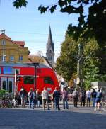 Einfahrt in den Zielbahnbahnhof. Warten auf die Schwarzwaldbahn nebst dem Konzil Konstanz am Tag der Einheit 2009. 