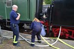 DIe Feuerwehr stand schon bereit um den Durst der Dampflok zu stillen.