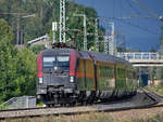 1116 213 ist Mitte August 2020 mit einem Railjet bei Fuchsreut zu sehen.