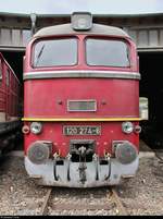 120 274-6 (DR V 200) DB steht anlässlich des Sommerfests unter dem Motto  Diesellokomotiven der ehemaligen DR  vor dem Ringlokschuppen des DB Musems Halle (Saale).