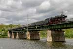 01 150 mit Sonderzug auf der Moselbrücke in Trier, am 28.04.2018.