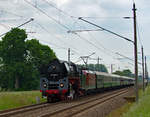 Lok 01 0509 als Vorspann mit einem Sonderzug zwischen Ferdinandshof und Borkenfriede vor BÜ in km 156,0 auf dem Weg zum Bahnhofsfest in Putbus.