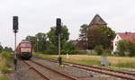 DB 232 241-0 mit dem Lr 16990 von Erfurt Gbf nach Kleinfurra, am 08.06.2018 beim Kreuzungshalt in Ringleben-Gebesee.