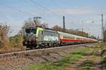 Am 13.04.2017 bespannte BLSC/LM Re 475 404 den  AKE Reingold  DPE 51 (Dortmund Hbf - Montreux/Domodossola) auf dem kompletten Laufweg, als sie durch den Bahnhof von Heitersheim in Richtung Basel fuhr.