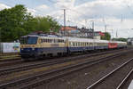 1142 704 zieht einen Sonderzug der Centralbahn durch Köln West, am 12.05.2019.