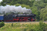 Die Dampflokomotive 011 075-9 Anfang Juli 2019 in der Nähe von Altenbeken.