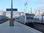 TRI 185 696-2 mit dem  Adventsverstrker  DPE 70223 aus Essen Hbf, am 21.12.2019 in Kln Hbf.