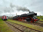 Der von der Dampflokomotive 50 3648-8 gezogene Sonderzug ist auf dem Weg zum Bahnsteig.