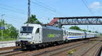 RailAdventure GmbH, München [D] mit  183 500-8  [NVR-Nummer: 91 80 6183 500-8 D-RADVE] und Sonderzug am 18.05.22 Durchfahrt Bf.