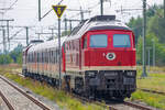 Strand-Express-Rügen mit der WFL Lok 232 535 und dahinter WFL Steuerwagen 483.2 in Bergen Richtung Binz gesehen.