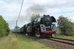 Press-01 0509 und EFZ-01 0519 am 9.9.2022 mit ihrem Dampfsonderzug von Leipzig nach Hochstadt-Marktzeuln anlässlich  40 Jahre IGE  bei der Durchfahrt durch Pößneck