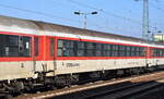 Ein weiterer Wagen im Ukraine Flüchtlingszug der Gesellschaft für Fahrzeugtechnik mbH Crailsheim ist dieser slowakische Liegewagen mit der Nr.  SK-GfF Bcmh 51 56 05-70 511-7  mit dem Logo:  OPTIMA EXPRESS  hier am 08.02.23 Durchfahrt Bahnhof Flughafen BER Terminal 5