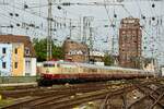 E03 001 DB mit AKE-Rheingold bei der Einfahrt in Köln Hbf, am 22.04.2023.