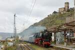 01 1075 mit Sonderzug nach Rüdesheim, zusehen bei der Durchfahrt in Kaub am Rhein, am 25.11.2023.