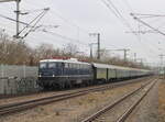 DBK E10 228 (91 80 6110 228-4 D-GfE) mit dem DBK 1798 aus Schorndorf, am 13.12.2025 in Erfurt Hbf.