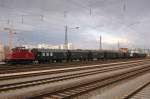 Die 169 005 vor dem Sz des Lokalbahnvereins Landshut auf der Rckfahrt von Mnchen Ost im Laimer Gbf am 24.03.08