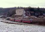 Ein altes Schotterwerk bei Itter bildete die Kulisse fr 798 823-1 + 998 184-6 + 998 859-3 anlsslich der Sonderfahrt  Abschied von der Edertalbahn  am 05.12.1992.