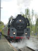 01 1533-7 fährt hier gerade am 10.04.2014 in den Oberkotzauer Bahnhof ein.