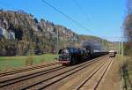 7.Dresdner Dampfloktreffen vom 17.04.-19.04.2015 Am Nachmittag des letzten Tages, fuhr dann wieder der Sonderzug durchs Elbtal nach Decin. Heute war er mit 35 1097-1 und 01 509-8 bespannt. Die letzte Aufnahme entstand auf der Rückfahrt dann wieder in Rathen mit Blich auf das Felsmassiv der Bastei.