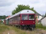 MaK GDT 0518 der Arbeitsgemeinschaft Verkehrsfreunde Lneburg (AVL) als Heide-Express auf der Fahrt von Lneburg nach Bleckede bei Ausfahrt aus Scharnebeck, fr mehr Fahrgste wurde ein Personenwagen