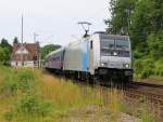 185 717-6 bespannte am 28.06.2014 einen kurzen Sonderzug in Fahrtrichtung Norden.