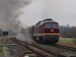 LEG 132 109-0 als Schlusslok am DPE 24240 von Leipzig-Plagwitz zum Rennrodel-Weltcup nach Oberhof (Thür), am 16.01.2016 in Apfelstädt.