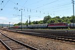 Durchfahrt am 14.06.2015 von Centralbahn 1142 704 mit dem Hetzerather Sonder-/Partyzug in Koblenz Lützel gen rechte Rheinseite.