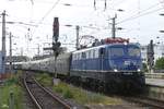 TRI 110 428-0 mit Sonderzug bei der Einfahrt in K�ln Hbf, Mai 2017.