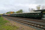 Der Sonderzug des Dampflokwerkes Meiningen mit der werkseigenen 50 380 an der Spitze und unterwegs im Auftrag der Nostalgiereisen Bebra e.V. von Meiningen nach Arnstadt, am Vormittag des 07.10.2017, kurz nach Ankunft in Bad Salzungen. Die Lok wird gleich ans andere Ende des Zuges umsetzen.