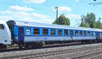 Hier einer der Party-Personenwagen des Sonderzuges (Partyzug) vom Veranstalter MSM-Gruupe von Köln nach Sylt der Fa. SVG - Schienenverkehrsgesellschaft mbH mit der Nr. 56 80 50-80 817-5-D-SVG Bcm243 7-34 am 30.06.18 Bf. Hamburg-Harburg.