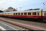 Blick auf einen Speisewagen der Gattung  WRmz  (56 80 88-95 001-5 D-AKE) der AKE Eisenbahntouristik, der im AKE 50 von Weimar nach Ostseebad Binz mit Zuglok 113 309-9 (E10 1309) eingereiht ist und
