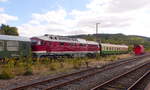 WFL 232 601-5 zwischen dem DPE 20397 aus Cottbus und dem Schadwagen, wegen dem der Sonderzug mit der 18 201 an diesen Tag eine Zugtrennung hatte, am 01.09.2018 in Meiningen.