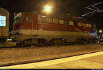 Mit 50 Minuten Verfrühung erreichte 1142 654-1  Helene  der Schienenverkehrsgesellschaft mbH (SVG) als SDZ 1896 von Kaiserslautern Hbf den Endbahnhof Halle(Saale)Hbf auf Gleis 9.
Ein vernünftiges Lokportrait von vorn bot sich leider nicht an, da  Helene  bis zum Bahnsteigende fuhr.
Der sogenannte  HFC-Fankurven-Express  brachte am Abend die Fußballfans des Halleschen FC anlässlich eines Auswärtsspiels in der 3. Liga gegen den 1. FC Kaiserslautern wieder zurück in die Heimat.
[9.2.2019 | 23:34 Uhr]