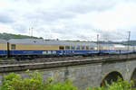 Der DSG-Buckelspeisewagen 56 80 88-71102-9 WRmh & Dom-Car 56 80 81-71 002-8 hier als Teil eines Sonderzuges über das Altenbekener Viadukt.