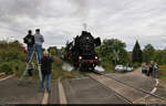 Historisches Eisenbahnwochenende im Mansfelder Land    Wenn kein Platz an der Fotostelle ist, dann kommen die Menschen mit aufs Bild.