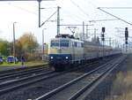 DB 111 174-9 mit dem DPE 349 aus Hamburg-Harburg, am 30.10.2021 bei der Einfahrt in Neudietendorf. Weiter ging es als D 79648 über Meiningen nach Eisenach, mit der 35 1097-1 als Zuglok und der MaS 112 481-1 + DLW 50 3501 als Schlussloks bis Meiningen.