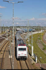 Mit der kalten 101 057-8 voran drückt 193 360-5  I am European  (Siemens Vectron) den  Connecting Europe Express  (CEE) zurück zum Ablaufstellwerk in Halle (Saale), um die Delegierten der EU