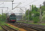 LEG 254 052-4 mit einem Fotogüterzug von Halle (S) nach Camburg (S), am 02.05.2010 bei der Einfahrt in Naumburg (S) Hbf.