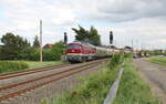 EBS 132 334-4 mit einem DLr nach Erfurt Gbf, am 21.05.2022 bei der Ausfahrt in Arnstadt Hbf.