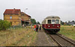 Im Rahmen einer von etlichen Sonderfahrten zum Stadtfest Aken ist 301 035-1 (Esslinger Triebwagen) im dortigen Bahnhof angekommen.