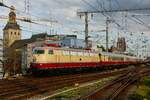 E03 001 DB mit AKE-Rheingold bei der Einfahrt in Köln Hbf, am 22.04.2023.