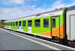 UIC-Z-Wagen (DR) mit der Bezeichnung  Bomdz 236.9  (51 80 84-90 220-5 D-RAG), eingereiht in einem Partyzug mit 111 121-0, der den Endbahnhof Halle(Saale)Hbf auf Gleis 7 verlässt und in die