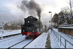 95 1027-2 (95 027 | 95 0027-3 | Hanomag pr. T 20) pendelte am ersten Advent zwischen Halberstadt und Blankenburg. In letztgenanntem Bahnhof macht sich die  Bergkönigin  gerade Tender voraus für die nächste Fahrt bereit.

🧰 Traditionsgemeinschaft 50 3708 e.V. | Arbeitsgemeinschaft Rübelandbahn
🚂 TL 199xx Blankenburg(Harz)–Halberstadt
🕓 2.12.2023 | 13:55 Uhr