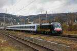 182 505 Beacon Taurus mit Fußballsonderzug Leerzug nach Bochum bei der Durchfahrt in Wuppertal Steinbeck, am 24.02.2024.