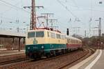 DB 111 001-4 am Schluss des Sonderzuges nach Winterberg in Essen Hbf, Februar 2025.