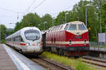 Der abfahrende ICE GOTHA von Binz nach Leipzig verlässt das Bahnsteiggleis, worauf der OSTSEE-EXPRESS mit der Lok 119 158 (U-Boot) an den Bahnsteig fährt. - 05.07.2025
