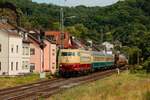 DB 103 113-7 mit Rheingoldzug nach Trier in Oberwinter, Juli 2025.