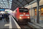Ungewohnte Fuhre aus Dresden in Halle(Saale)Hbf: 146 213-4 steht mit einem Doppelstockwagen der Bezeichnung  DBpza<sup>751.4</sup>  (50 80 26-35 237-9 D-DB) und 143 828-2 als betriebsinterne Sonderfahrt auf Gleis 7.

🧰 DB Regio Südost
🕓 25.10.2024 | 17:59 Uhr