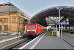 143 828-2 hält als  Jubiläumsfahrt  überraschend in Halle(Saale)Hbf auf Gleis 7. Hinter ihr befinden sich ein Doppelstockwagen mit der Bezeichnung  DBpza<sup>751.4</sup> (50 80 26-35 237-9 D-DB) sowie 146 213-4.

🧰 DB Regio Südost
🕓 25.10.2024 | 18:00 Uhr
